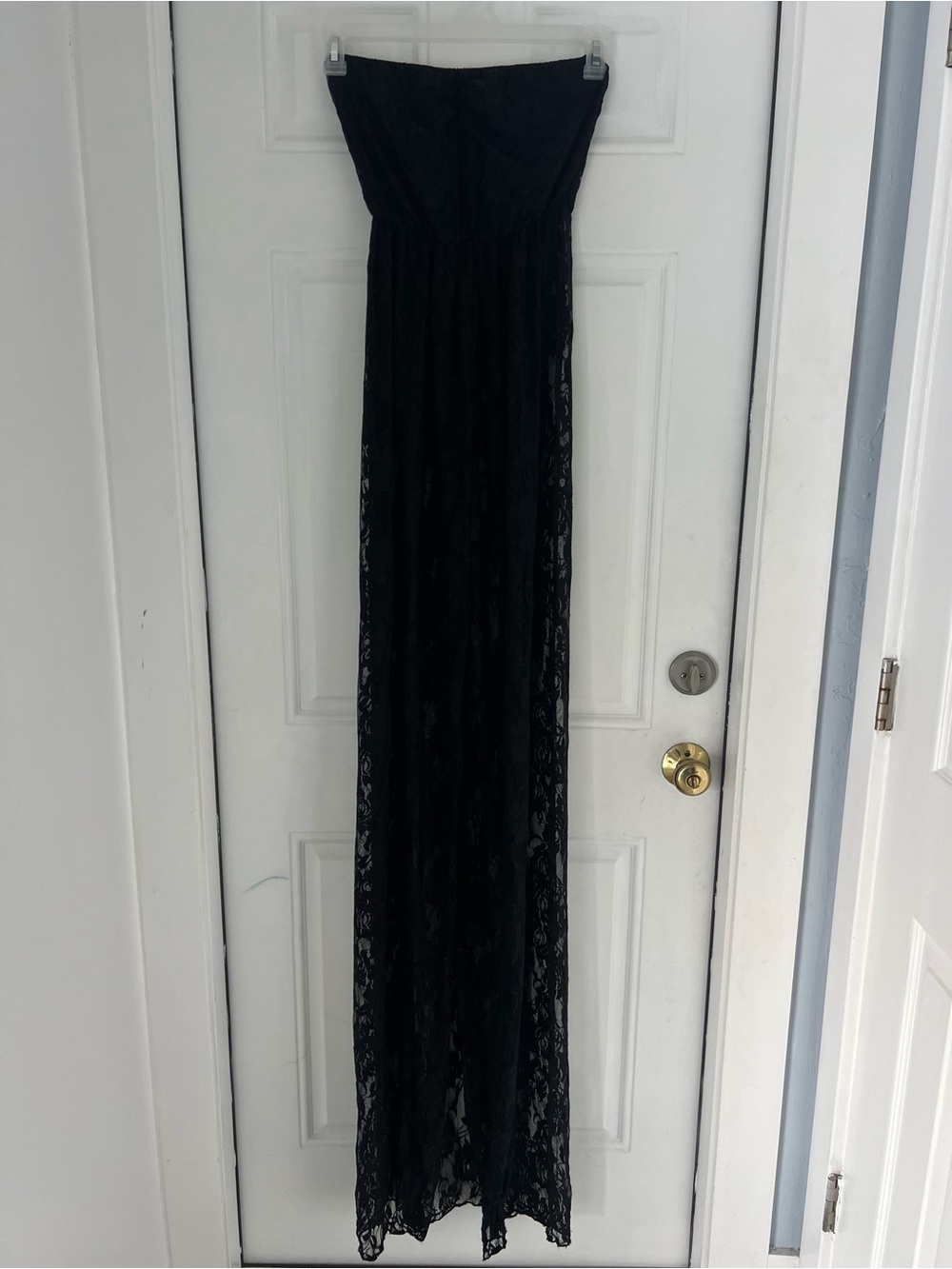 WOMEN’S BLACK FLOOR LENGTH BACKLESS STRAPLESS LACE GOWN. SIZE M # 907